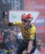 Jonas Vingegaard předvedl novou zbraň a oblékl červený dres pro lídra Vuelty