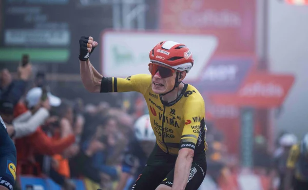 Jonas Vingegaard předvedl novou zbraň a oblékl červený dres pro lídra Vuelty