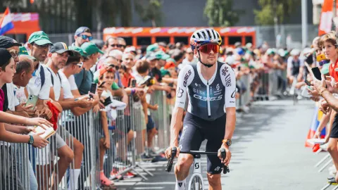 Kondom za 300 euro. Pidcock testuje nepromokavou bundu s výmluvným názvem