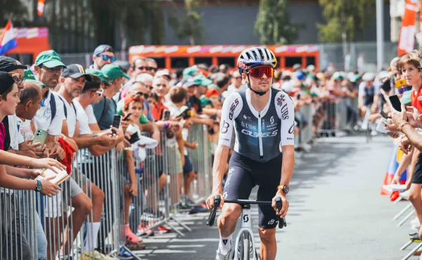 Kondom za 300 euro. Pidcock testuje nepromokavou bundu s výmluvným názvem