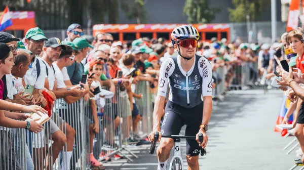 Kondom za 300 euro. Pidcock testuje nepromokavou bundu s výmluvným názvem