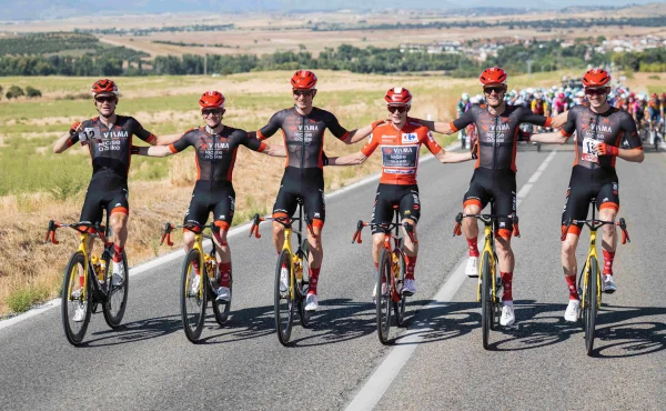 Ukradená Vuelta. Jak nemocný Jonas Vingegaard slavil na parkovišti na pódiu z beden