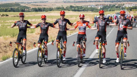 Ukradená Vuelta. Jak nemocný Jonas Vingegaard slavil na parkovišti na pódiu z beden
