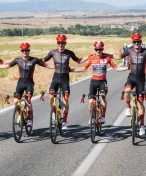 Ukradená Vuelta. Jak nemocný Jonas Vingegaard slavil na parkovišti na pódiu z beden