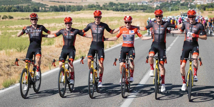 Ukradená Vuelta. Jak nemocný Jonas Vingegaard slavil na parkovišti na pódiu z beden