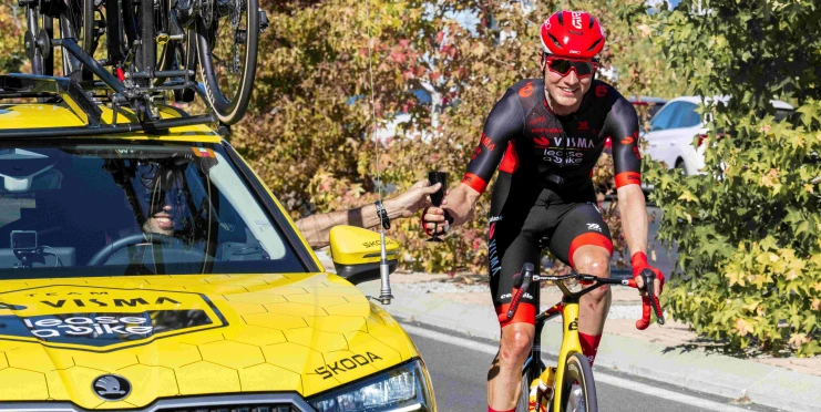 Opilí fanoušci vylezli na auto Vismy a pokoušeli se ukrást kolo přímo během závodu