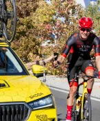 Opilí fanoušci vylezli na auto Vismy a pokoušeli se ukrást kolo přímo během závodu