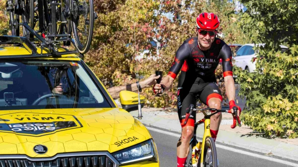 Opilí fanoušci vylezli na auto Vismy a pokoušeli se ukrást kolo přímo během závodu