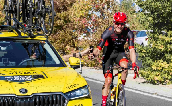 Opilí fanoušci vylezli na auto Vismy a pokoušeli se ukrást kolo přímo během závodu