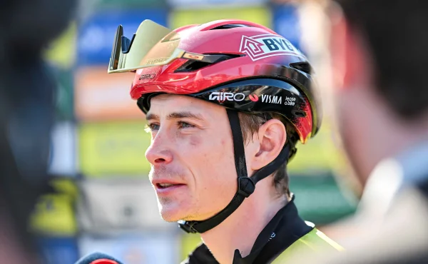 Díry, výmoly, nevhodný sjezd. 'Potížista' Vingegaard zahájil sezónu kritikou organizátorů