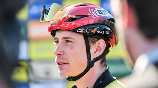 Díry, výmoly, nevhodný sjezd. 'Potížista' Vingegaard zahájil sezónu kritikou organizátorů