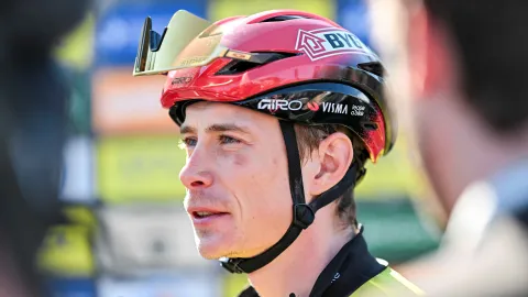 Díry, výmoly, nevhodný sjezd. 'Potížista' Vingegaard zahájil sezónu kritikou organizátorů