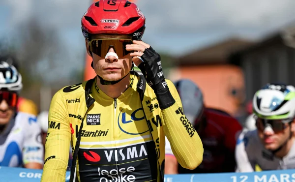 Lance Armstrong se pustil do obhajoby Vingegaardových ponožek. Kritiky označil za 'nerdy'