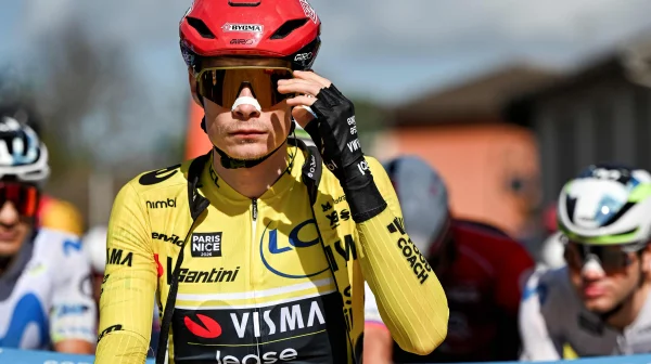 Lance Armstrong se pustil do obhajoby Vingegaardových ponožek. Kritiky označil za 'nerdy'