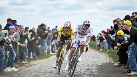 Jakou roli hrály v Pogačarově výkonu na Roubaix doprovodné motorky? Soupeři mluví o neviditelném domestikovi