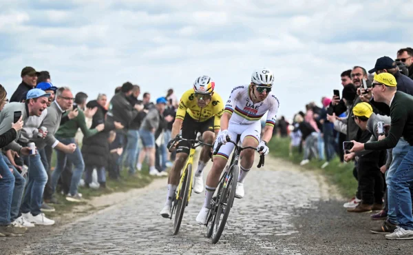 Jakou roli hrály v Pogačarově výkonu na Roubaix doprovodné motorky? Soupeři mluví o neviditelném domestikovi