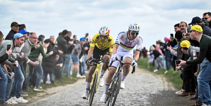 Jakou roli hrály v Pogačarově výkonu na Roubaix doprovodné motorky? Soupeři mluví o neviditelném domestikovi