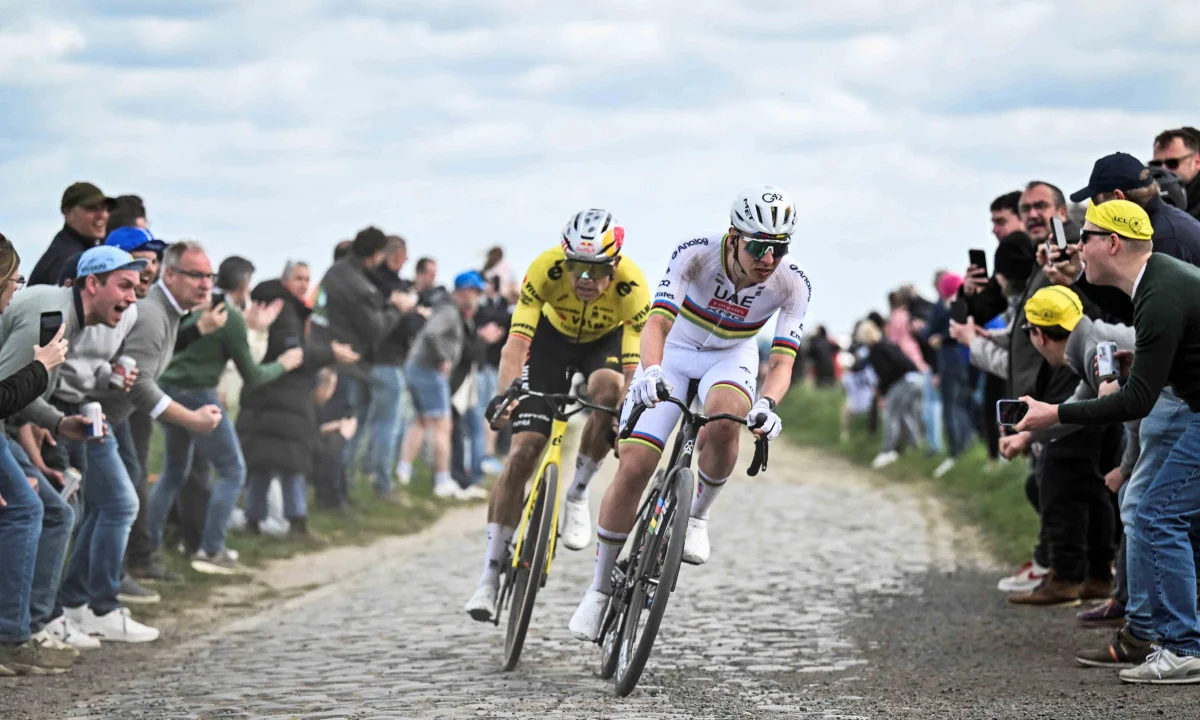 Jakou roli hrály v Pogačarově výkonu na Roubaix doprovodné motorky? Soupeři mluví o neviditelném domestikovi