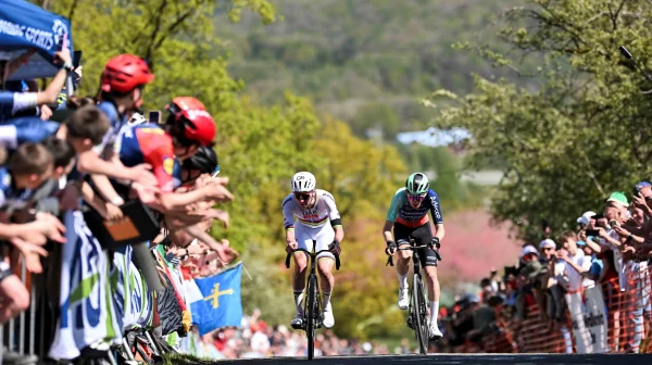 Rozruch kolem Seixase? Pogačar prý na Lutychu francouzského mladíka úmyslně zdeptal