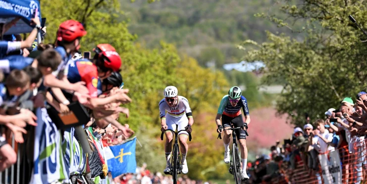 Rozruch kolem Seixase? Pogačar prý na Lutychu francouzského mladíka úmyslně zdeptal