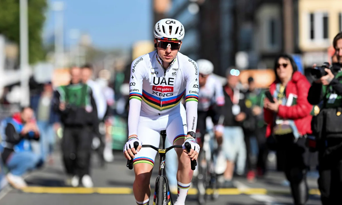 Tadej Pogačar vyhrál Lutych, pak dostal absurdní pokutu kvůli ceremoniálu