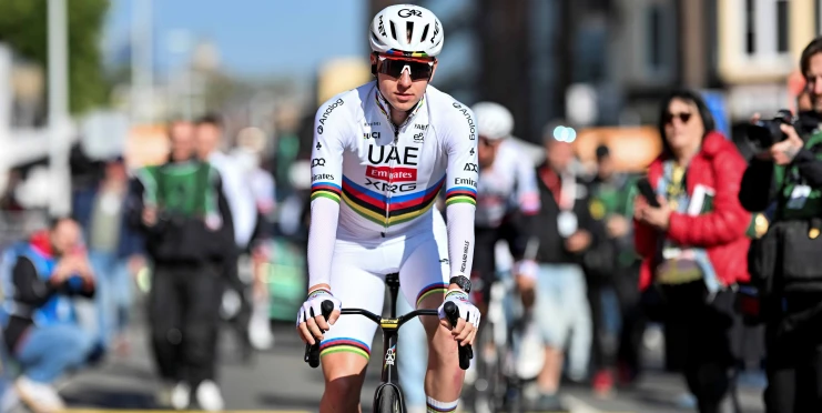 Tadej Pogačar vyhrál Lutych, pak dostal absurdní pokutu kvůli ceremoniálu