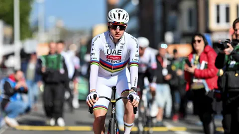 Tadej Pogačar vyhrál Lutych, pak dostal absurdní pokutu kvůli ceremoniálu