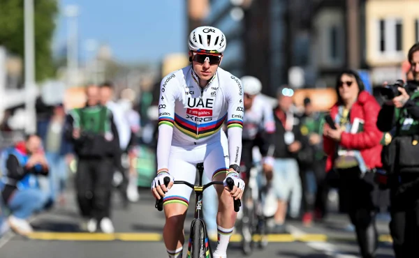 Tadej Pogačar vyhrál Lutych, pak dostal absurdní pokutu kvůli ceremoniálu