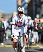 Tadej Pogačar vyhrál Lutych, pak dostal absurdní pokutu kvůli ceremoniálu