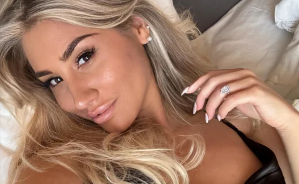 Italové blázní z třetí ligy. Televizní moderátorka je totiž bikinová modelka