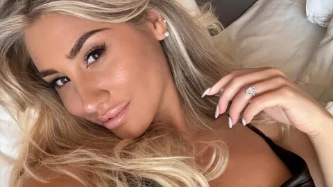 Italové blázní z třetí ligy. Televizní moderátorka je totiž bikinová modelka