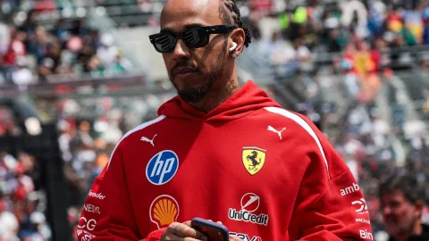 Kim Kardashian přijela do Japonska, na závodě chyběla. Hamilton objímal někoho jiného