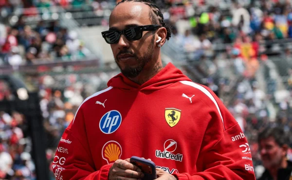 Kim Kardashian přijela do Japonska, na závodě chyběla. Hamilton objímal někoho jiného