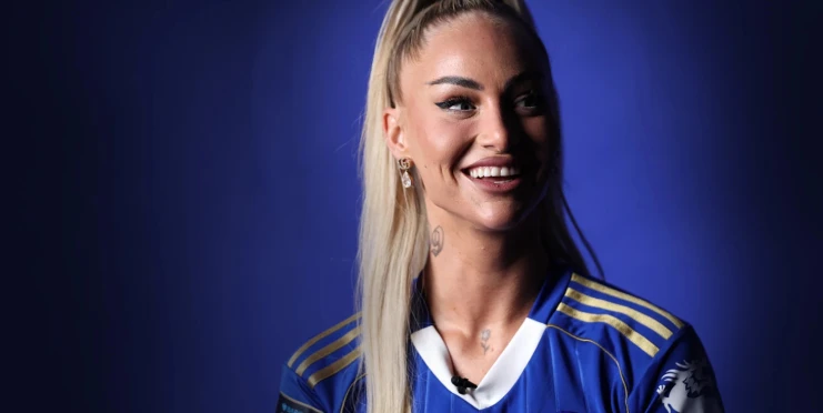 Italská epizoda končí. Fotbalová kráska Alisha Lehmannová se vrací na Ostrovy