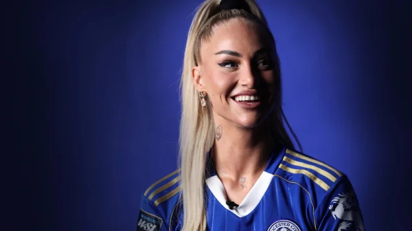 Italská epizoda končí. Fotbalová kráska Alisha Lehmannová se vrací na Ostrovy