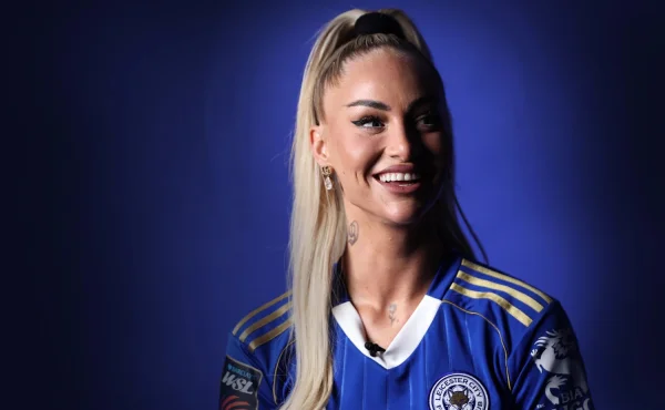 Italská epizoda končí. Fotbalová kráska Alisha Lehmannová se vrací na Ostrovy