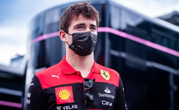 Leclerca navštívil doma šéf Ferrari. Museli si toho po Silverstone hodně vyříkat