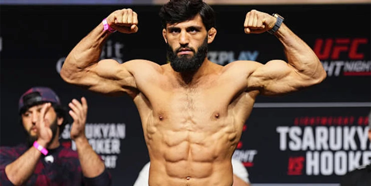 Hvězdu MMA vyvedli z letadla. Zápasník porušoval bezpečnostní předpisy