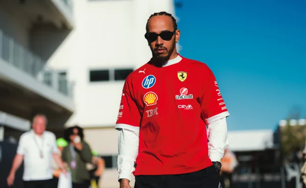 Ten úplně nejhorší v historii? Lewis Hamilton překonal historický zápis Ferrari