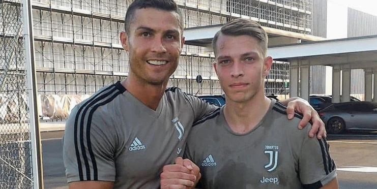 Pořádný sešup. Hrál s Ronaldem za Juventus, teď Kameraj pracuje na stavbě