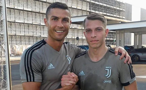Pořádný sešup. Hrál s Ronaldem za Juventus, teď Kameraj pracuje na stavbě