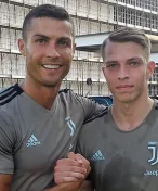 Pořádný sešup. Hrál s Ronaldem za Juventus, teď Kameraj pracuje na stavbě