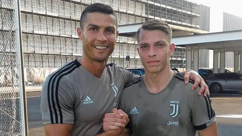 Pořádný sešup. Hrál s Ronaldem za Juventus, teď Kameraj pracuje na stavbě