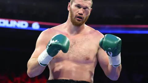 Chystá se na zápas s Furym. A tak se ruský boxer popral v přípravě s medvědem