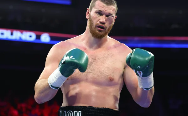 Chystá se na zápas s Furym. A tak se ruský boxer popral v přípravě s medvědem