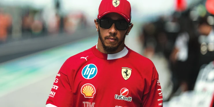 Hamilton je na dně a naznačuje: Za oponou se toho děje hodně a není to hezká zkušenost