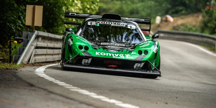 Na brněnském okruhu startuje mistrovství ČR v závodech automobilů do vrchu