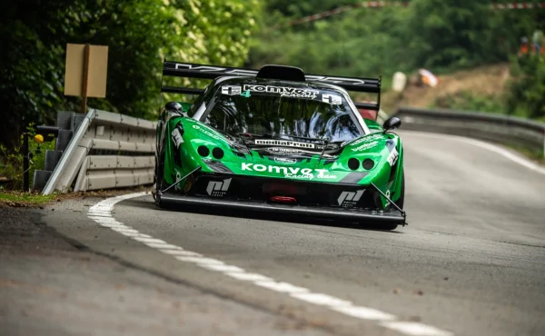 Na brněnském okruhu startuje mistrovství ČR v závodech automobilů do vrchu