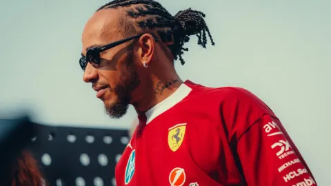 Sezona bez pódia, Hamilton i tak září. V Abú Dhabí předvedl outfit za desítky milionů korun