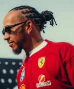 Sezona bez pódia, Hamilton i tak září. V Abú Dhabí předvedl outfit za desítky milionů korun